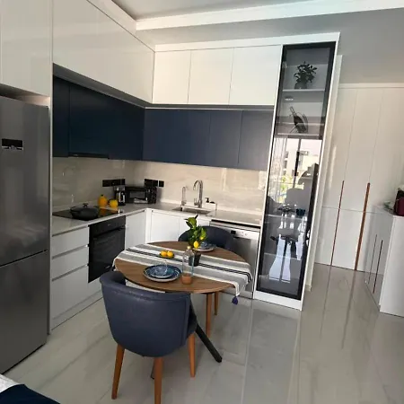 Modern With Pool דירה