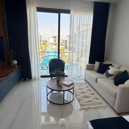 Modern With Pool דירה